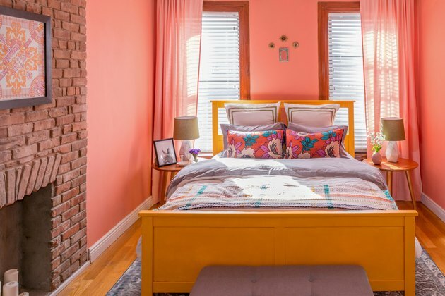 kamar tidur merah muda