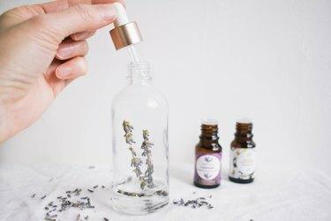 Agregar aceite esencial a la botella de spray
