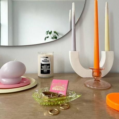 velas coloridas altas e finas usadas como decoração