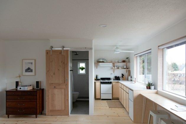 virtuvės stiliaus virtuvė su maža virykle ir ventiliaciniu gartraukiu