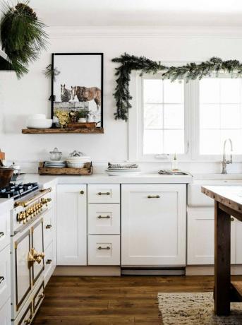 cozinha branca com decorações de janela de Natal