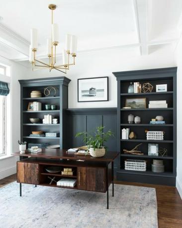home office tradicional com azul esverdeado integrado e lustre de latão
