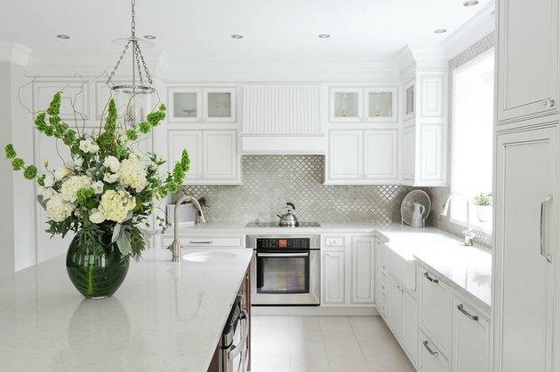 مطبخ مع بلاط أرضية المطبخ الأبيض ، ضوء راحة. والأزهار