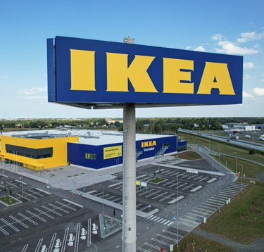 Nápis IKEA s výhľadom na obchod IKEA a parkovisko.