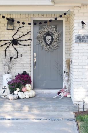 decoração de varanda cair para o Halloween com porta cinza