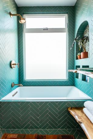 bohémsky nápad na sprchu s dlaždicami chevron vo farbe aqua