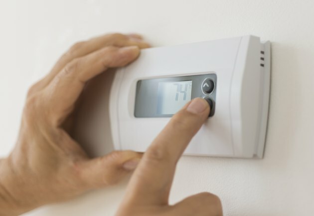 USA, New Jersey, Jersey City, Käsin muuttuvat ilmastointitermostaatin asetukset