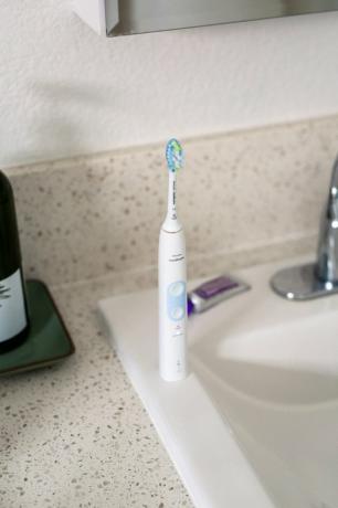 فرشاة أسنان على حوض الحمام