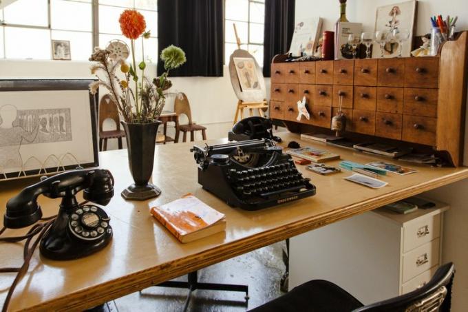 bureau met typemachine en telefoon