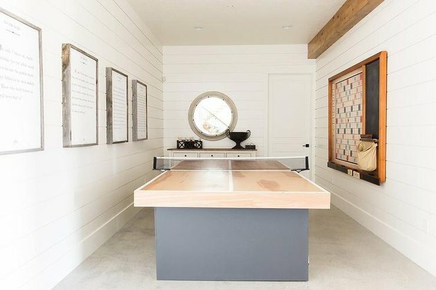 ideias para sala de jogos de garagem pequena com tênis de mesa e paredes shiplap