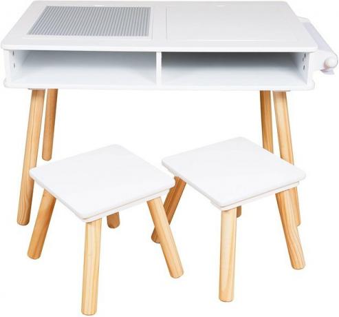 Ideaal voor kinderen van drie jaar en ouder, deze tafel is compact en toch perfect voor twee kleintjes. Het wordt geleverd met een set krukken die gemakkelijk onder de tafel kunnen worden opgeborgen, en heeft een constructie van grenenhout die zowel stevig als aantrekkelijk is.