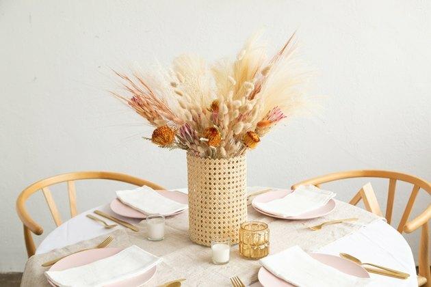 thanksgiving centerpieces met Cane webbing vaas DIY met gedroogde bloemen