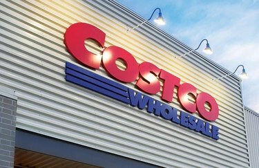 costco logotip na skladištu