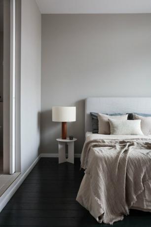 ideia de quarto cinza com piso de madeira escura