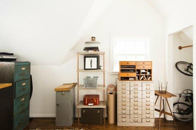 Home Office Style Ideas escritório doméstico industrial com gavetas e armários de metal