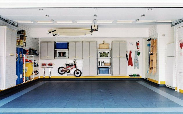 Garagem organizada e limpa com prateleiras flutuantes e armários com ideias para prateleiras de parede para garagem