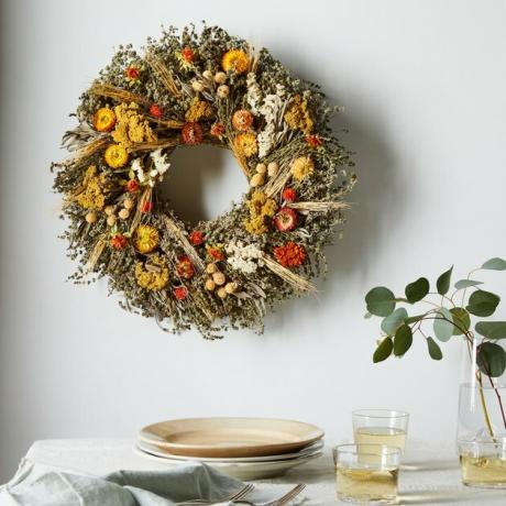 herfstkrans gemaakt met goudsbloemen en gedroogde bloemen