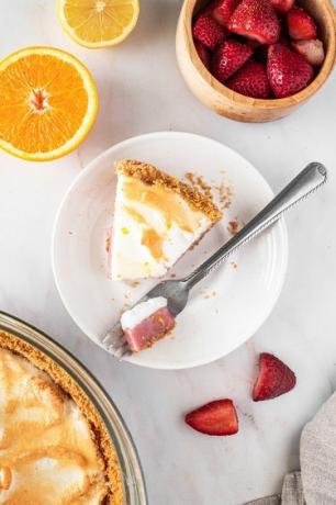 Torta di meringa alle fragole e agrumi