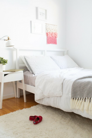biela a šedá minimalistická dievčenská spálňa s chlpatým kobercom