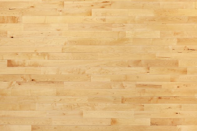 Piso de cancha de baloncesto de madera dura visto desde arriba