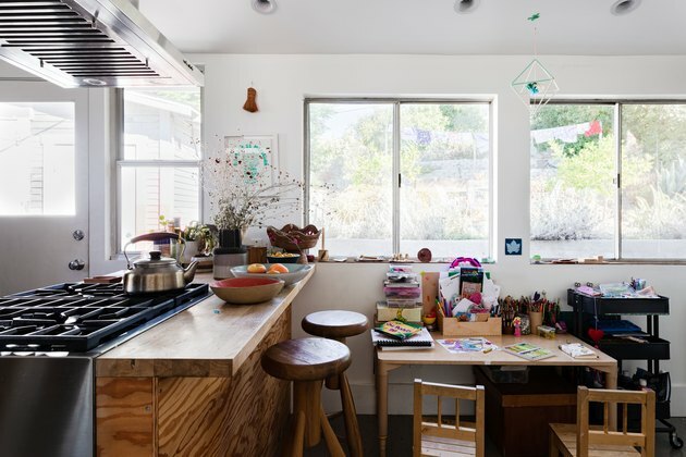 Kinder eettafel gebruikt als bureau en kunsttafel in een keuken