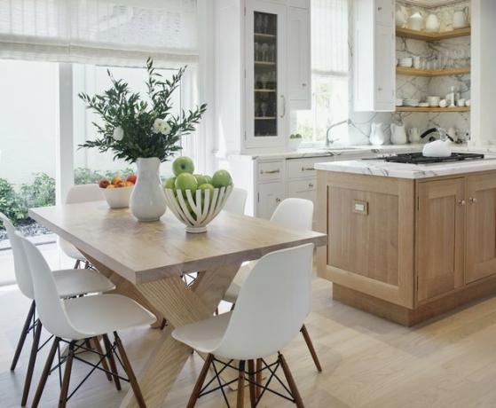 keukenruimte met houten tafel en witte stoelen