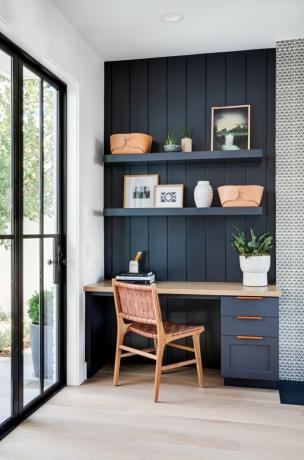 recanto de escritório doméstico azul com uma parede de destaque em uma sala branca
