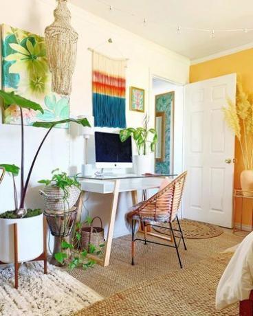 Bureau à domicile boho blanc et jaune avec tapis en jute