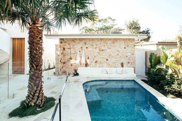 paisagem contemporânea com piscina e detalhes em arenito