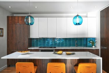 Aqua keittiön backsplash valkoisilla keittiön kaapilla