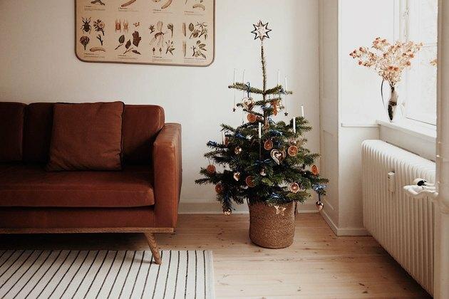 mini Scandinavische kerstboom met gedroogde stukjes sinaasappel