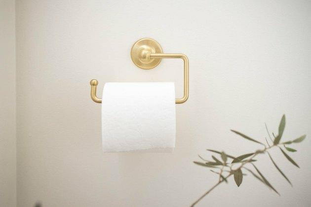 Suporte de papel higiênico de latão no banheiro