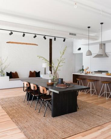 bucătărie cu concept deschis și sufragerie cu elemente naturale