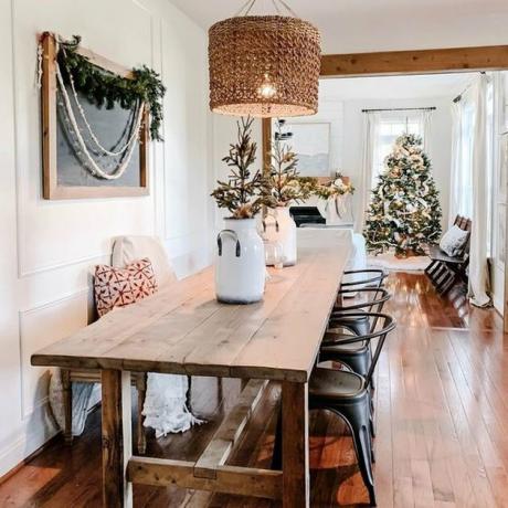 ideia de tema de natal de casa de fazenda com árvore e guirlanda