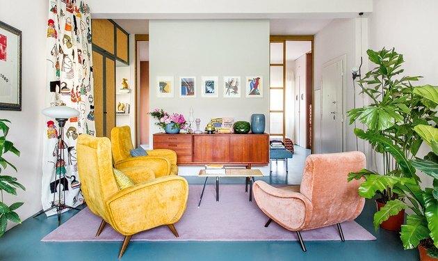 ruang tamu yang berwarna-warni dengan furnitur beludru
