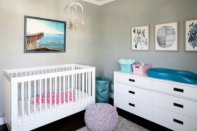 idéias de quarto cinza no berçário com berço branco