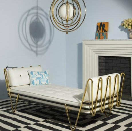 „Small Space Daybed“ idėjos su žalvariniu gultu, dryžuotu kilimu, žalvariniu pakabinamu šviestuvu, mantija.