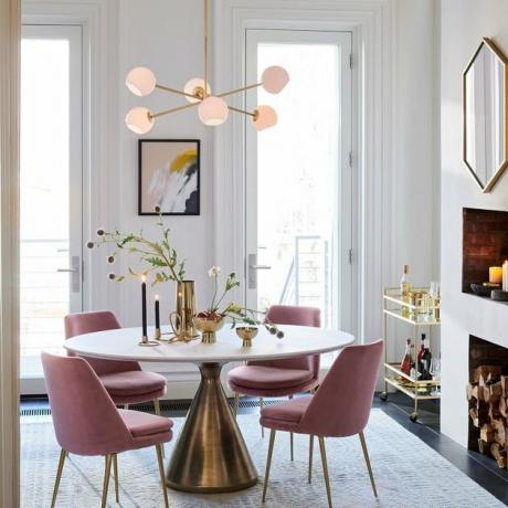 iluminação contemporânea da sala de jantar com vidro de leite e lustre Sputnik de latão