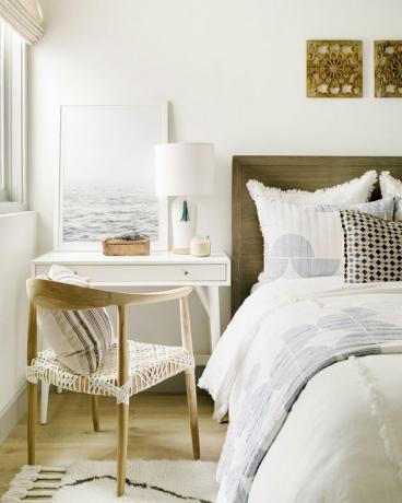 Quarto pintado de cor champanhe desenhado por Kate Lester Interiors