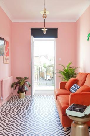 roze woonkamer met rood fluwelen bank