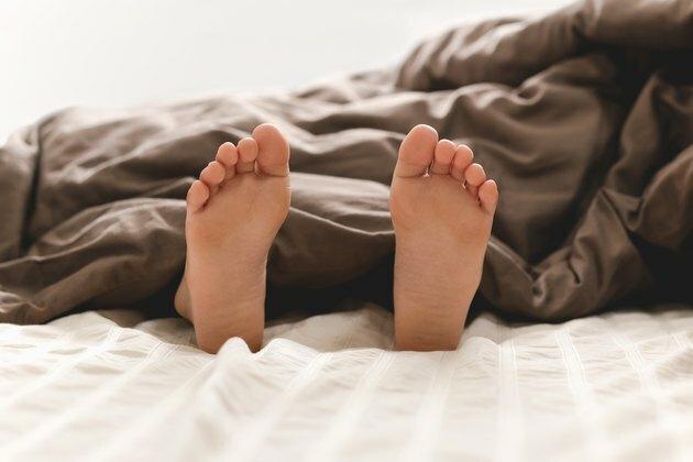 piedi nel letto