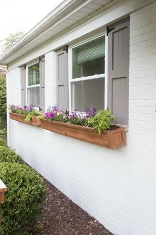 Persianas de casa cinza exterior com caixas de flor de cedro