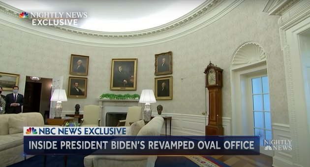 ufficio ovale del presidente joe biden che mostra il caminetto con il ritratto del presidente Franklin D. Roosevelt, George Washington, Abraham Lincoln, Thomas Jefferson e Alexander Hamilton