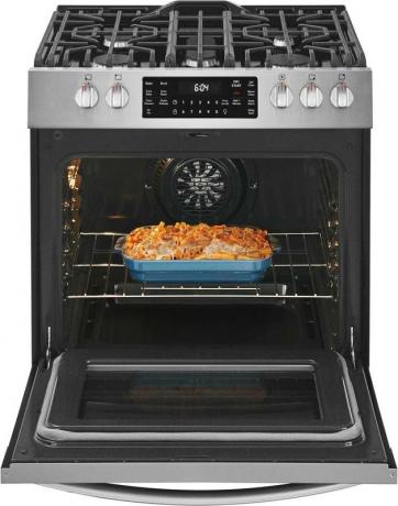Fogão marca Frigidaire Fogão aberto com macarrão e queijo dentro