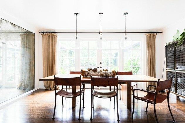 Idea neutra per la sala da pranzo con parete accentata a specchio, armadio e drappeggio dal pavimento al soffitto