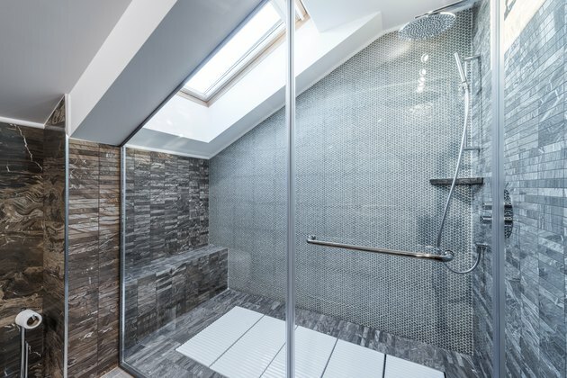 Cabina de ducha de vidrio en baño moderno tipo loft