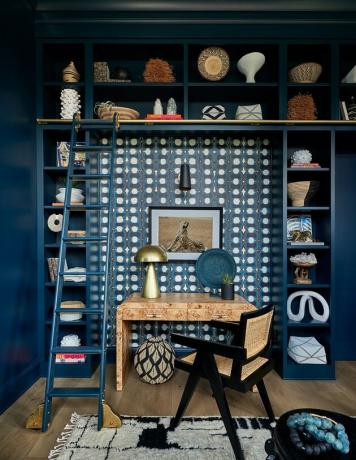 cor que combina com azul marinho, home office com escada, prateleiras embutidas e mesa de madeira burl