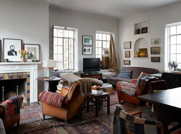 cores de tapete estampados na sala de estar com vários tapetes e poltronas de couro