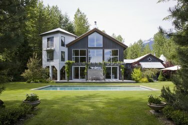 Quintal com Piscina de Casa Contemporânea