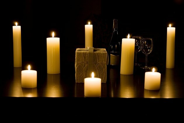 Uždegtų žvakių grupė ant stalo